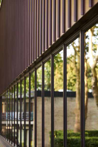 Ny hal i ”skoven” pakkes ind i agern-brune stålprofiler, Risskov Efterskole, Tretommervej 31A, 8240 Risskov